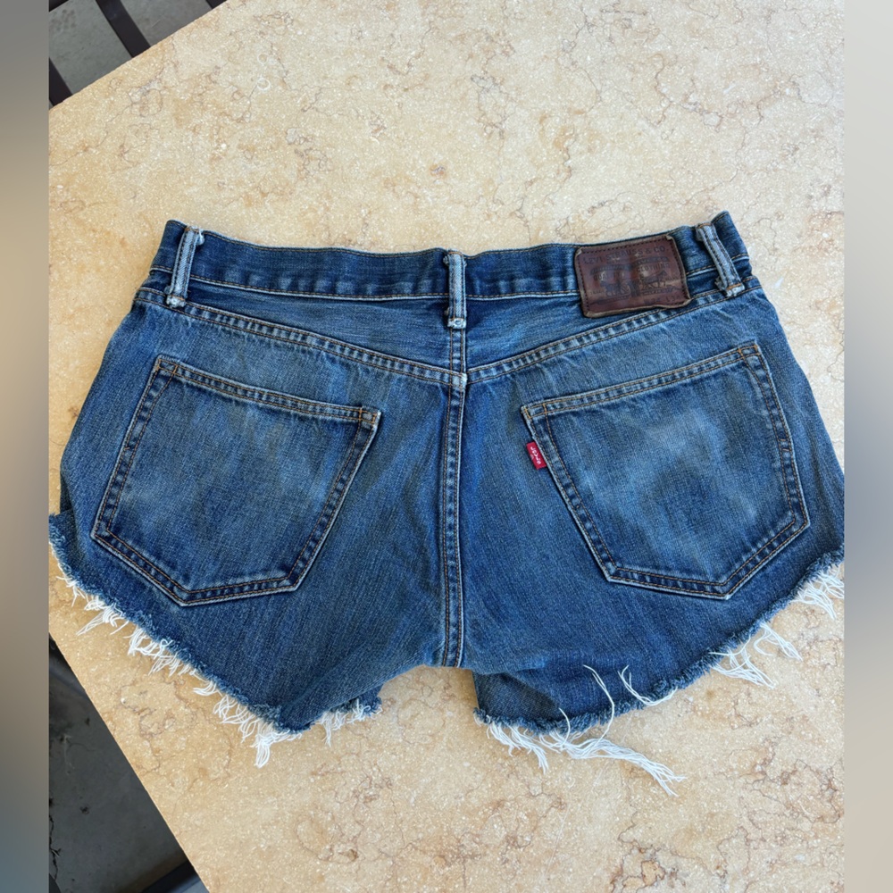 levi’s blue dark wash denim shorts with frayed hem
